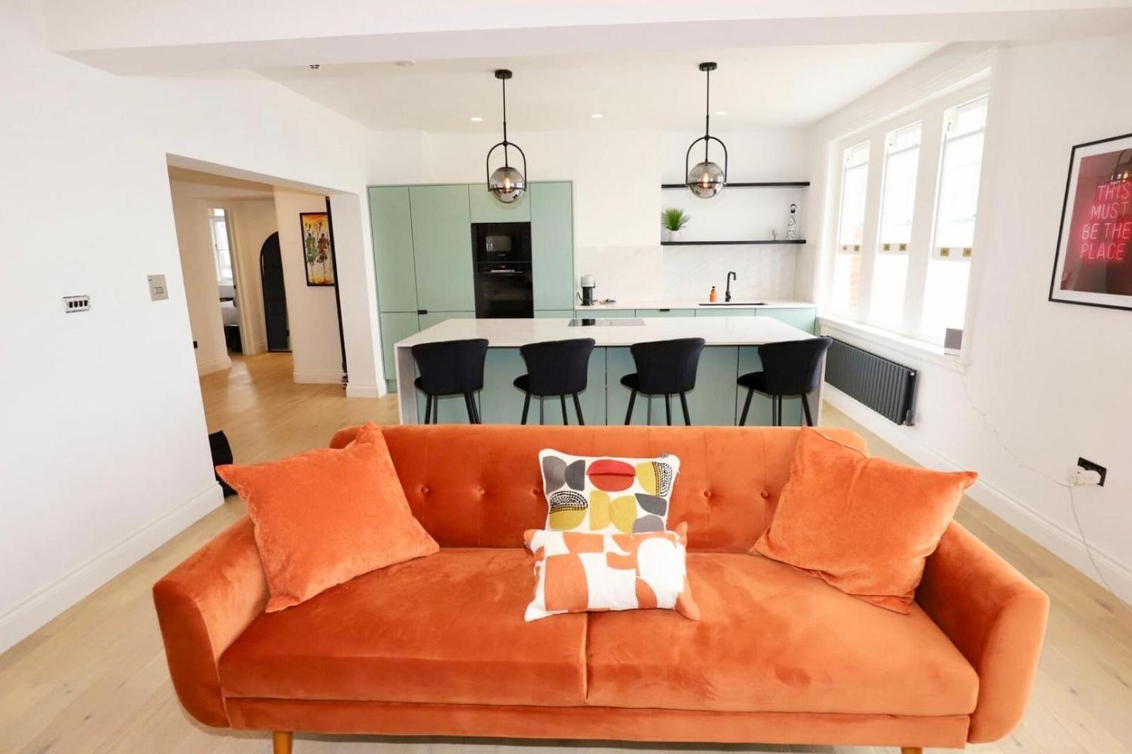 Newly Refurbished W/ River Views Appartement